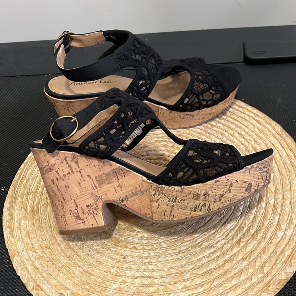 American Eagle Platform Textured lace Upper Sandals Size 9.5